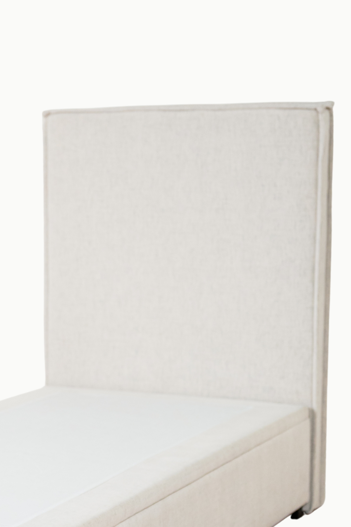 Lit coffre une place tina en tissu chenille écru, coffre de rangement, lattes en bouleau et fabrication européenne haut de gamme.