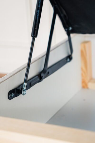 Lit coffre une place tina en tissu chenille écru, coffre de rangement, lattes en bouleau et fabrication européenne haut de gamme.