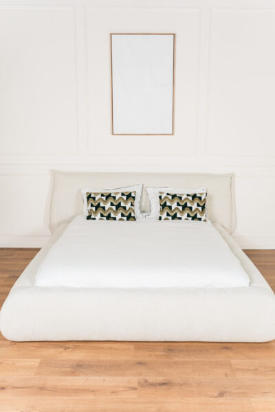 Lit coffre aline deux places en tissu chenille beige, design minimaliste japandi avec grand coffre de rangement et fabrication européenne haut de gamme.