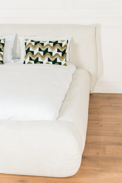 Lit coffre aline deux places en tissu chenille beige, design minimaliste japandi avec grand coffre de rangement et fabrication européenne haut de gamme.