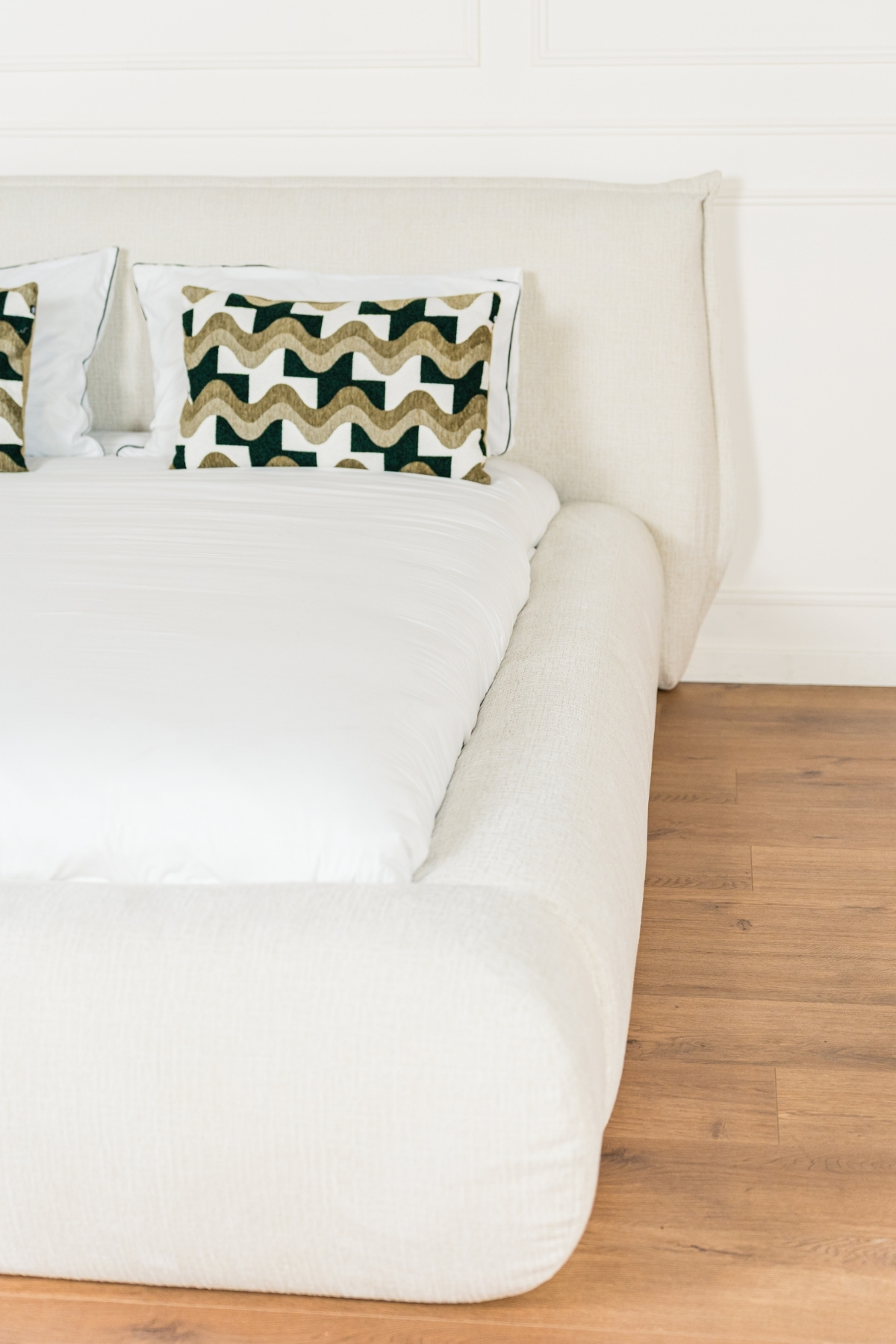 Lit coffre aline deux places en tissu chenille beige, design minimaliste japandi avec grand coffre de rangement et fabrication européenne haut de gamme.