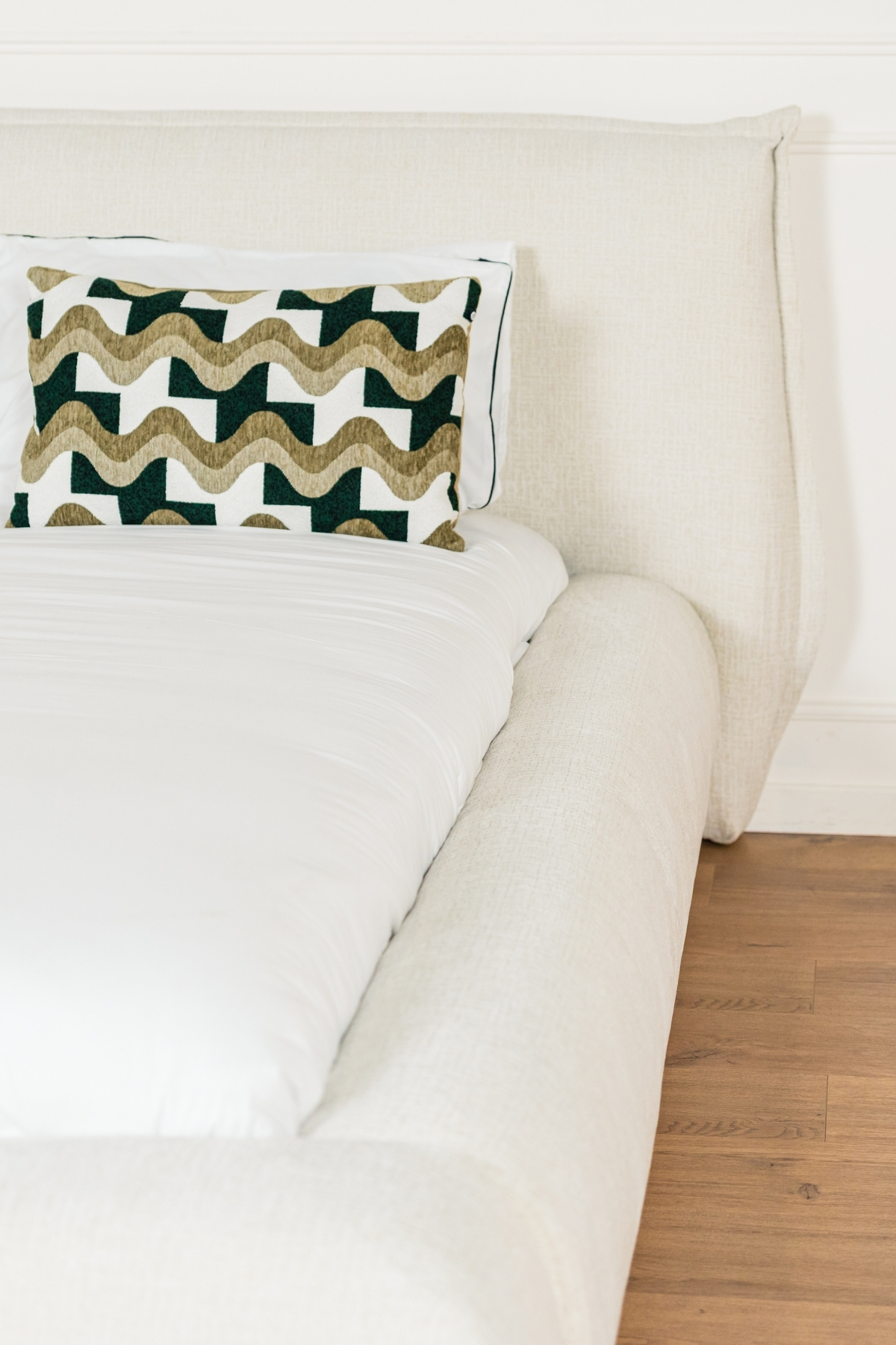 Lit coffre aline deux places en tissu chenille beige, design minimaliste japandi avec grand coffre de rangement et fabrication européenne haut de gamme.