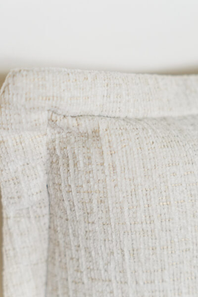 Lit coffre aline deux places en tissu chenille beige, design minimaliste japandi avec grand coffre de rangement et fabrication européenne haut de gamme.