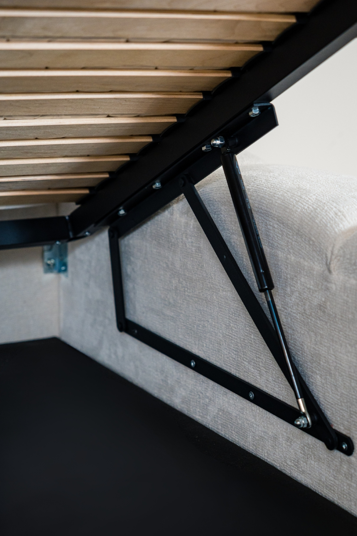 Lit coffre bubble en tissu chenille écru, design arrondi, fabrication européenne haut de gamme, vérins 1000NW, personnalisable.