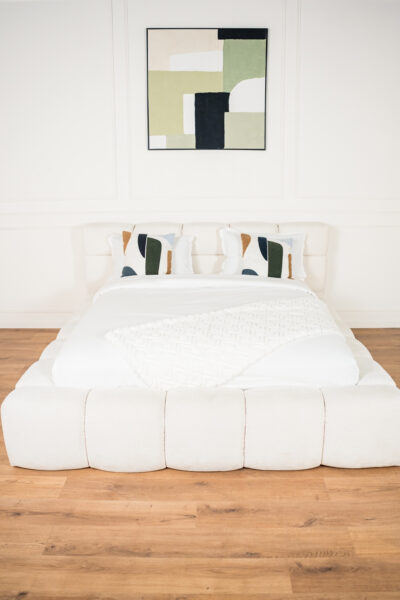 Lit coffre bubble en tissu chenille écru, design arrondi, fabrication européenne haut de gamme, vérins 1000NW, personnalisable.