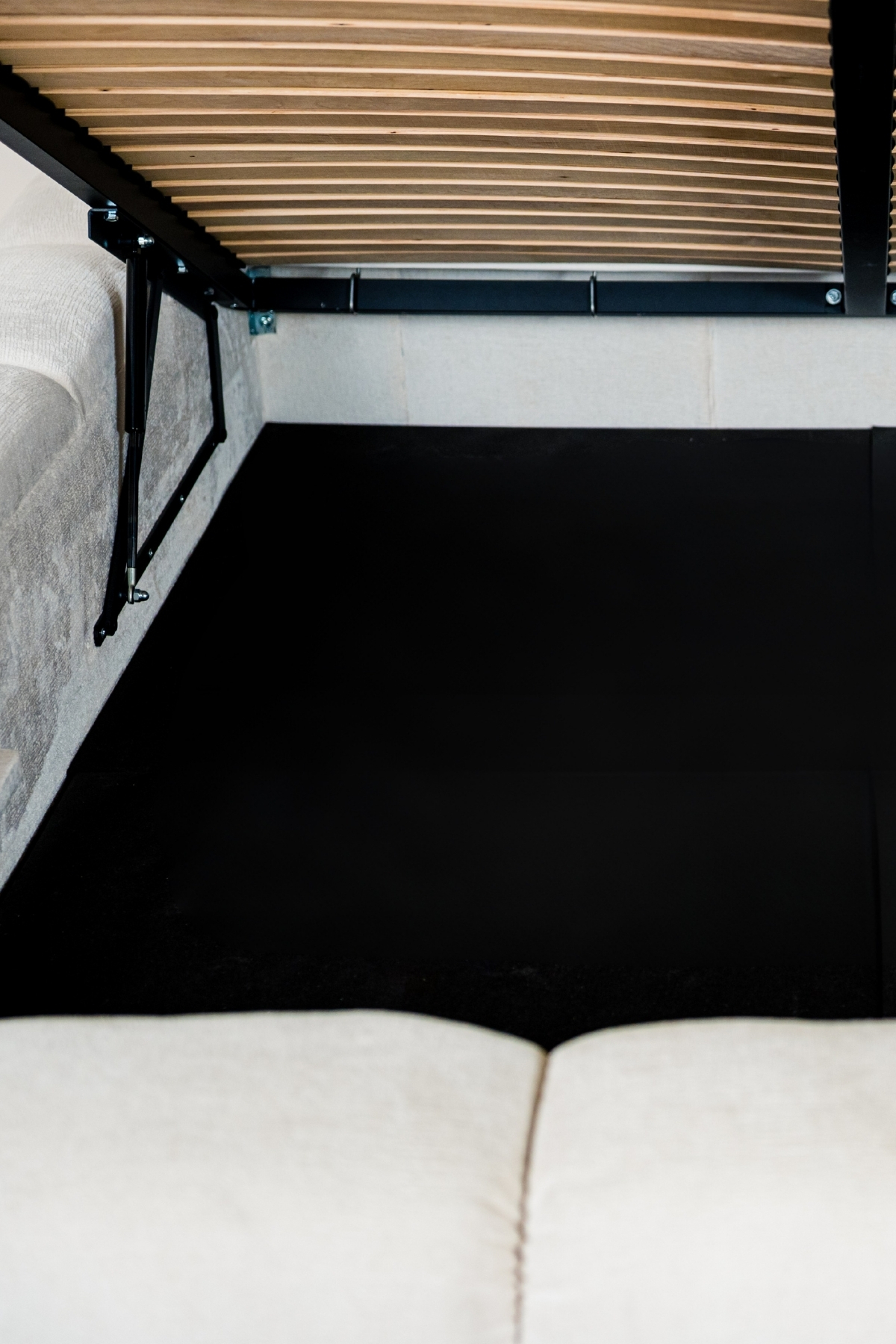 Lit coffre bubble en tissu chenille écru, design arrondi, fabrication européenne haut de gamme, vérins 1000NW, personnalisable.