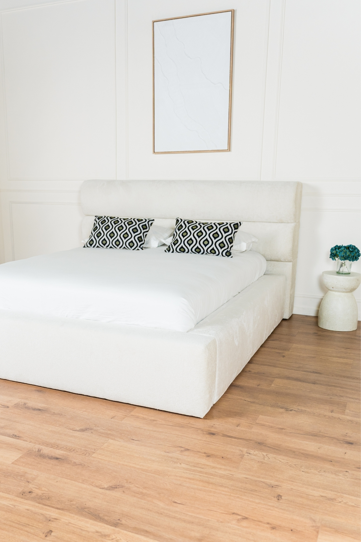 Lit coffre julia deux places en tissu chenille écru, design contemporain minimaliste avec grand coffre de rangement et fabrication européenne haut de gamme.