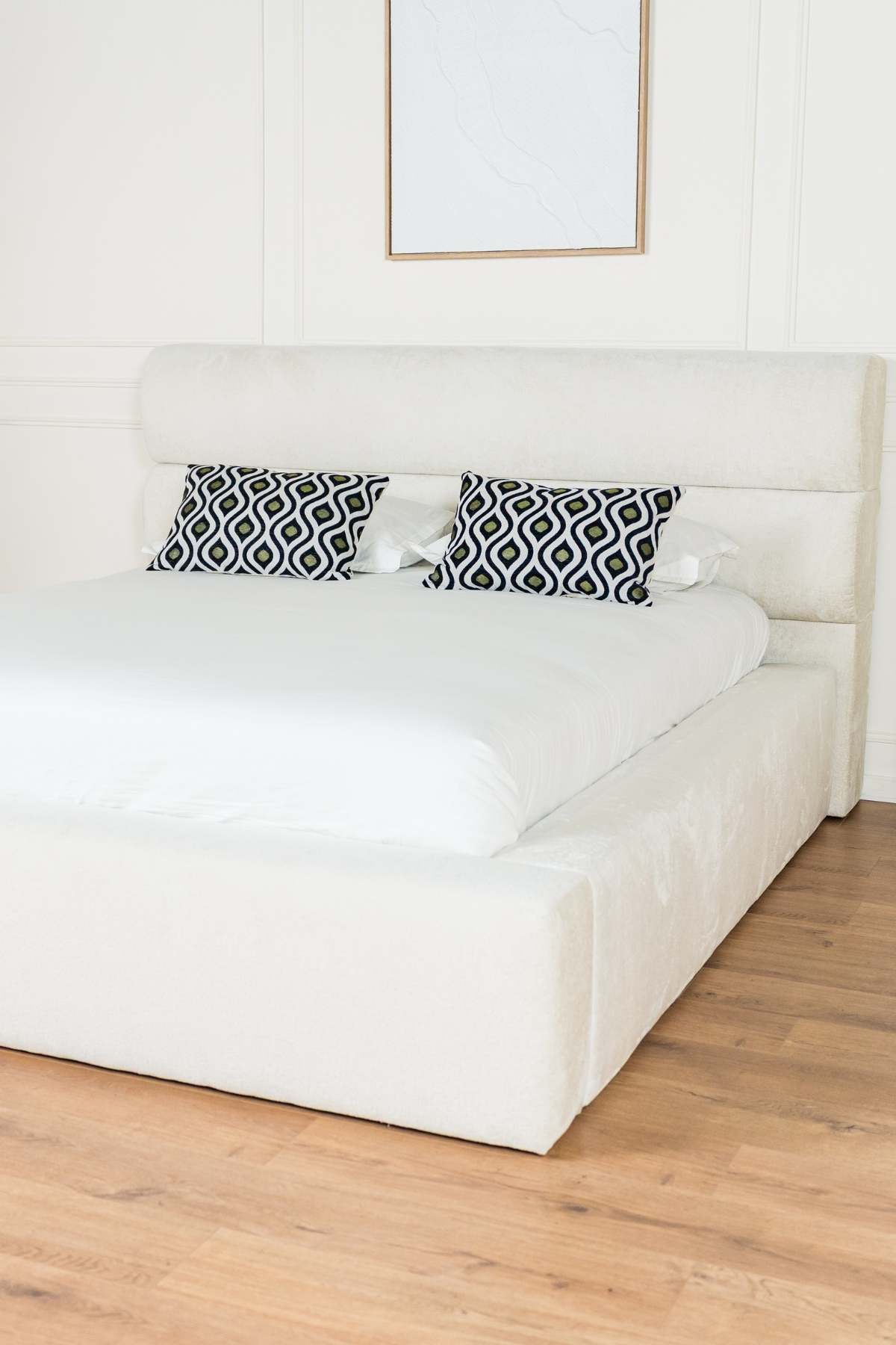 Lit coffre julia deux places en tissu chenille écru, design contemporain minimaliste avec grand coffre de rangement et fabrication européenne haut de gamme.