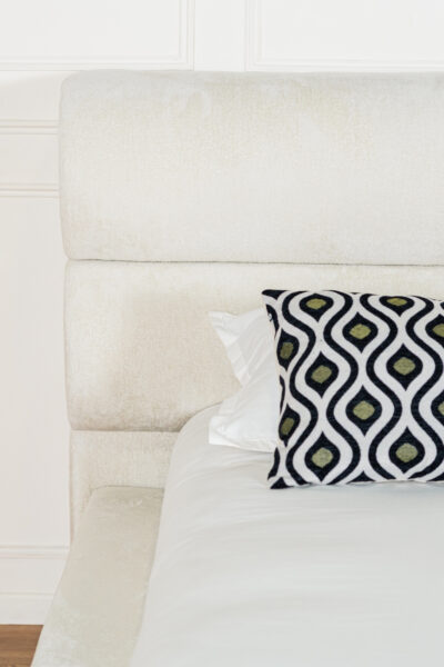 Lit coffre julia deux places en tissu chenille écru, design contemporain minimaliste avec grand coffre de rangement et fabrication européenne haut de gamme.