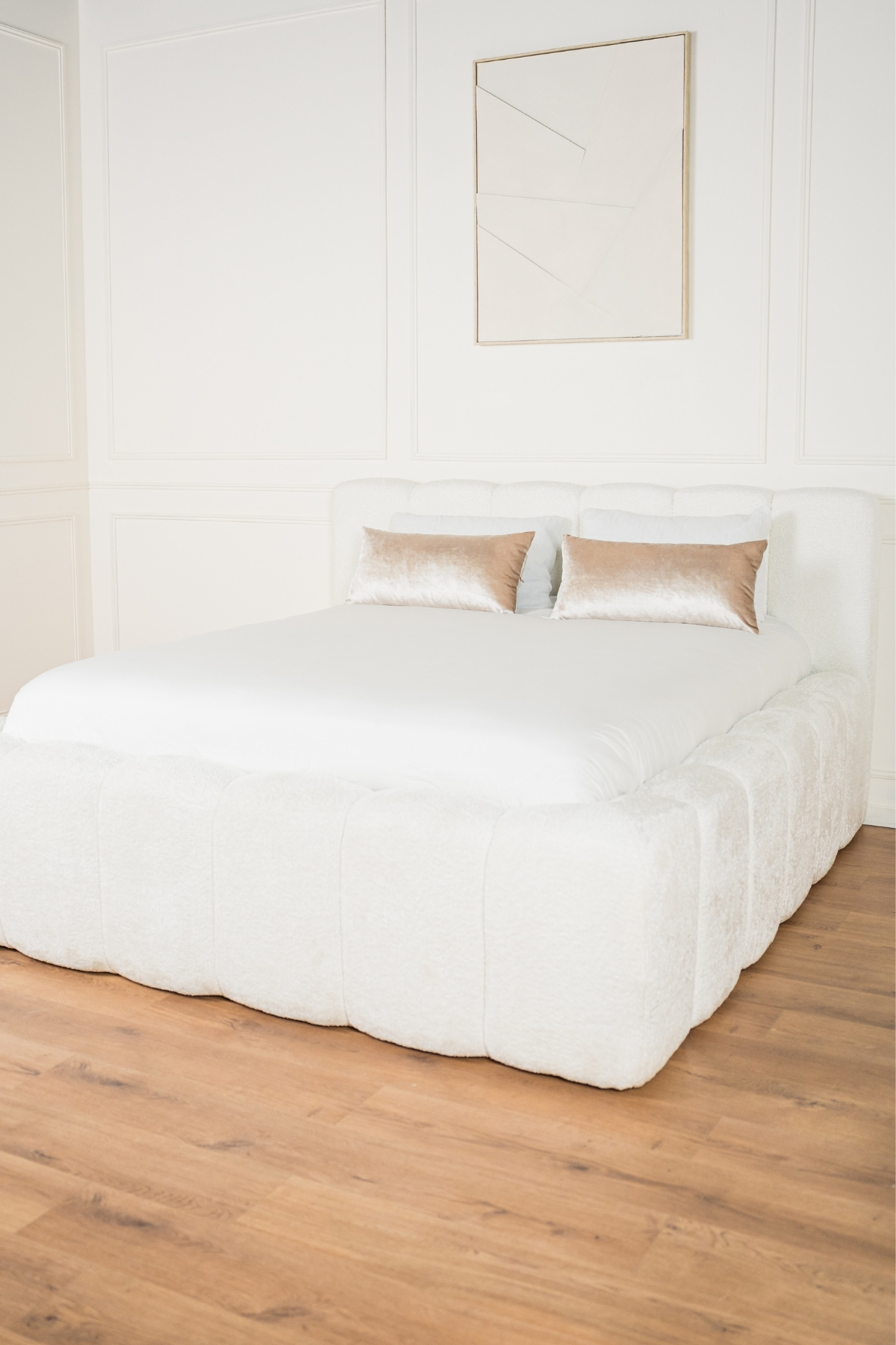 Lit coffre lisa deux places en tissu chenille écru, design contemporain minimaliste avec grand coffre de rangement et fabrication européenne haut de gamme.