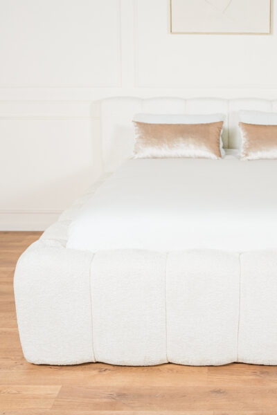 Lit coffre lisa deux places en tissu chenille écru, design contemporain minimaliste avec grand coffre de rangement et fabrication européenne haut de gamme.