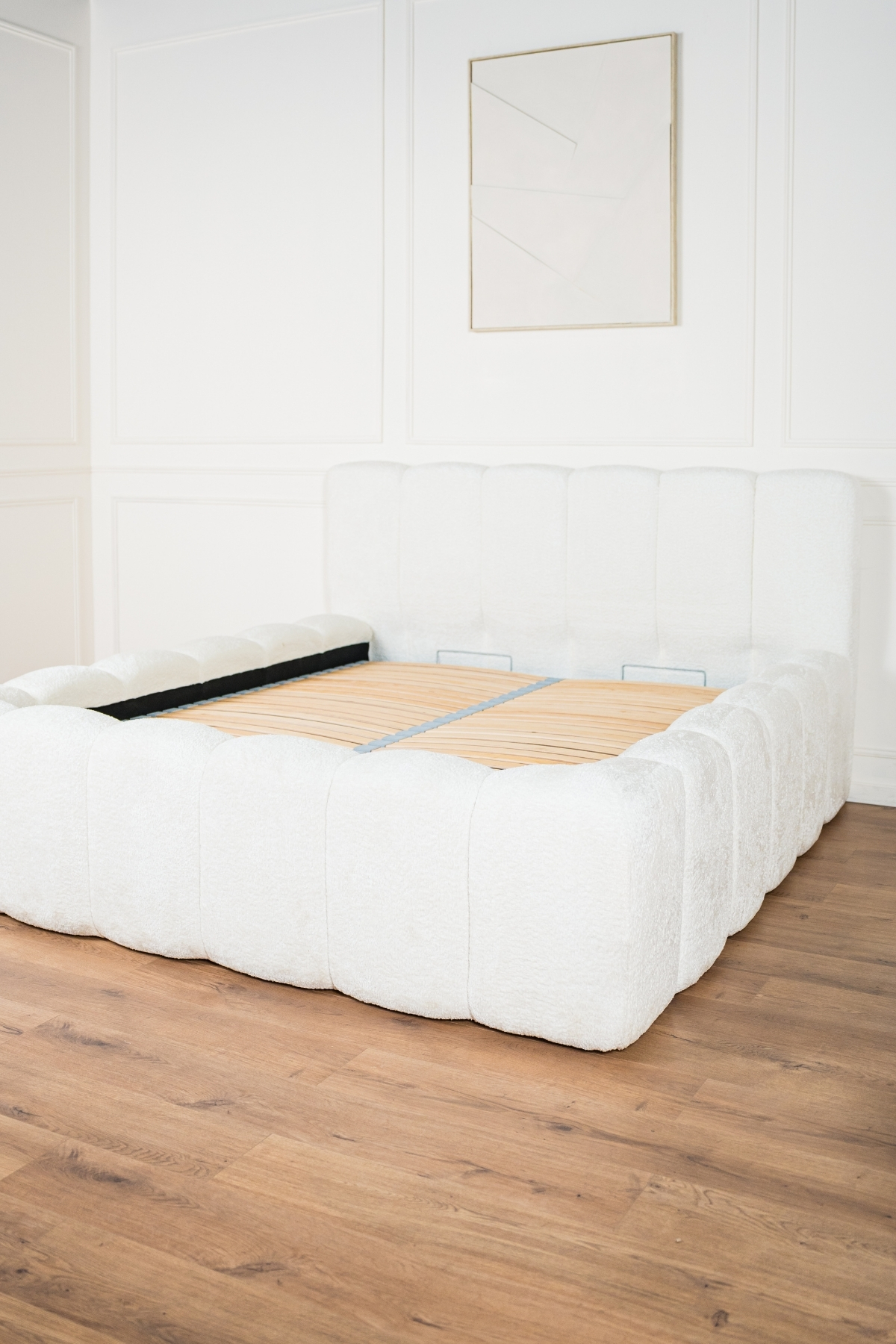 Lit coffre lisa deux places en tissu chenille écru, design contemporain minimaliste avec grand coffre de rangement et fabrication européenne haut de gamme.