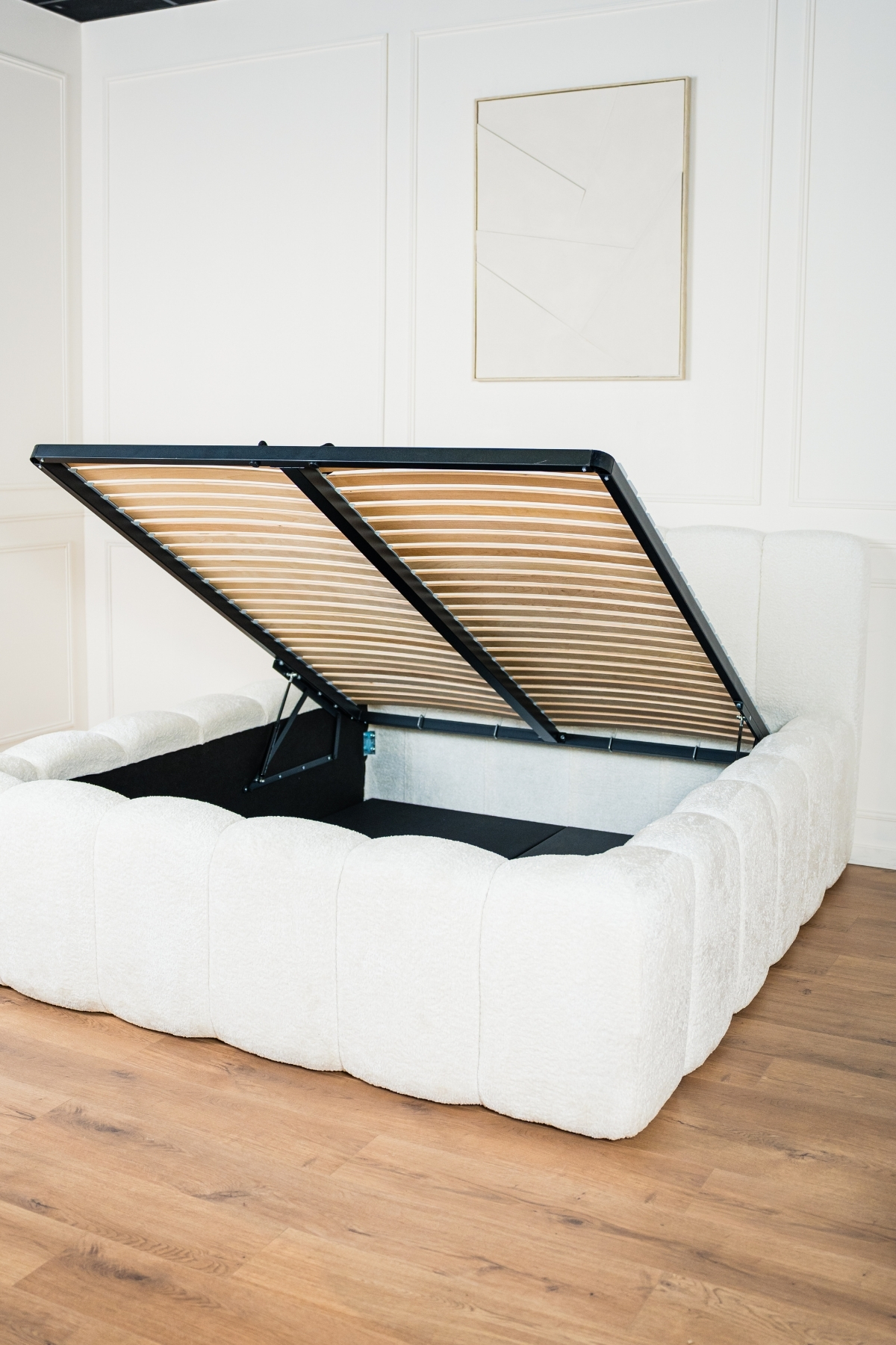 Lit coffre lisa deux places en tissu chenille écru, design contemporain minimaliste avec grand coffre de rangement et fabrication européenne haut de gamme.