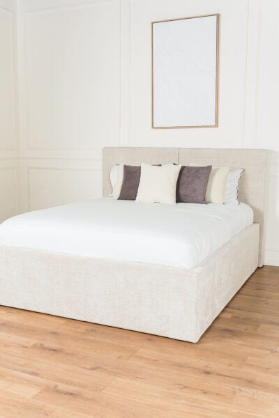Lit coffre MIA deux places en tissu chenille beige, design contemporain minimaliste avec grand coffre de rangement et fabrication européenne haut de gamme.