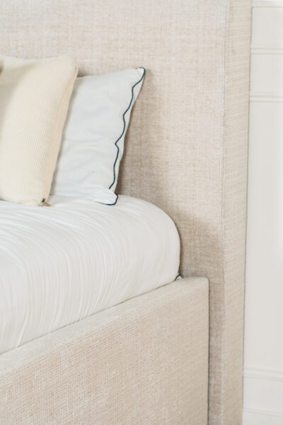 Lit coffre MIA deux places en tissu chenille beige, design contemporain minimaliste avec grand coffre de rangement et fabrication européenne haut de gamme.