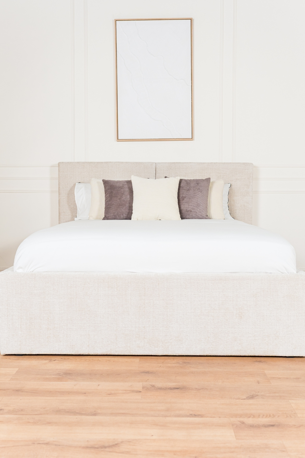 Lit coffre MIA deux places en tissu chenille beige, design contemporain minimaliste avec grand coffre de rangement et fabrication européenne haut de gamme.