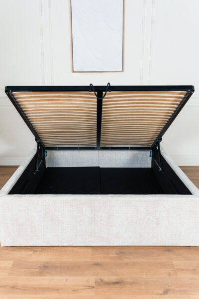 Lit coffre MIA deux places en tissu chenille beige, design contemporain minimaliste avec grand coffre de rangement et fabrication européenne haut de gamme.