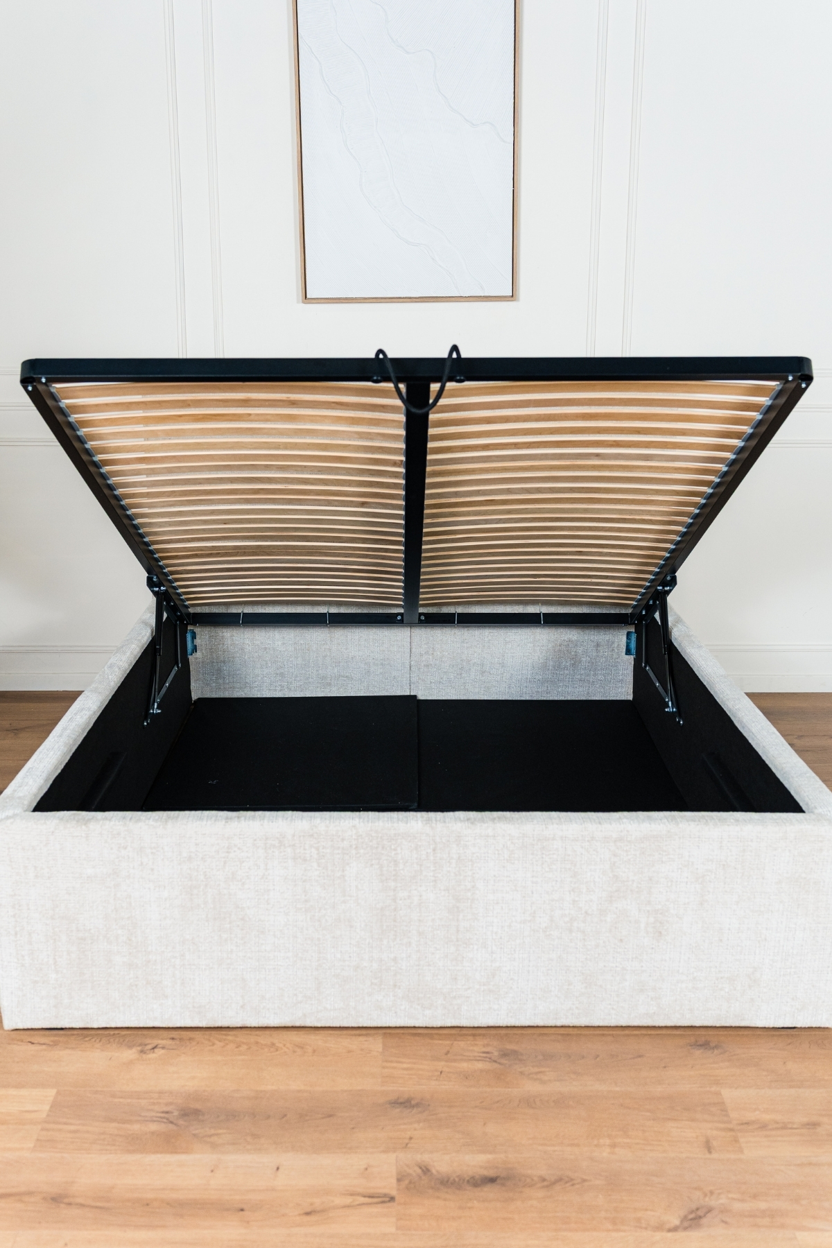 Lit coffre MIA deux places en tissu chenille beige, design contemporain minimaliste avec grand coffre de rangement et fabrication européenne haut de gamme.