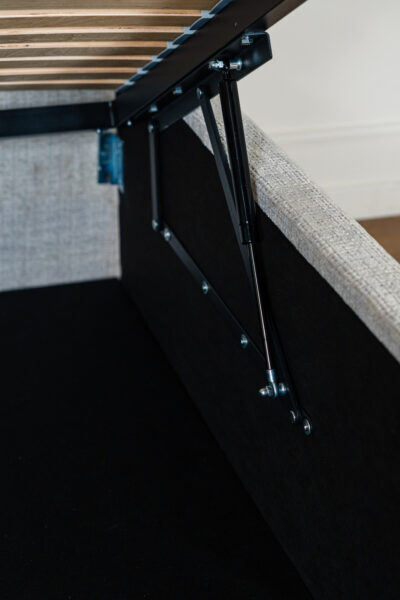 Lit coffre MIA deux places en tissu chenille beige, design contemporain minimaliste avec grand coffre de rangement et fabrication européenne haut de gamme.