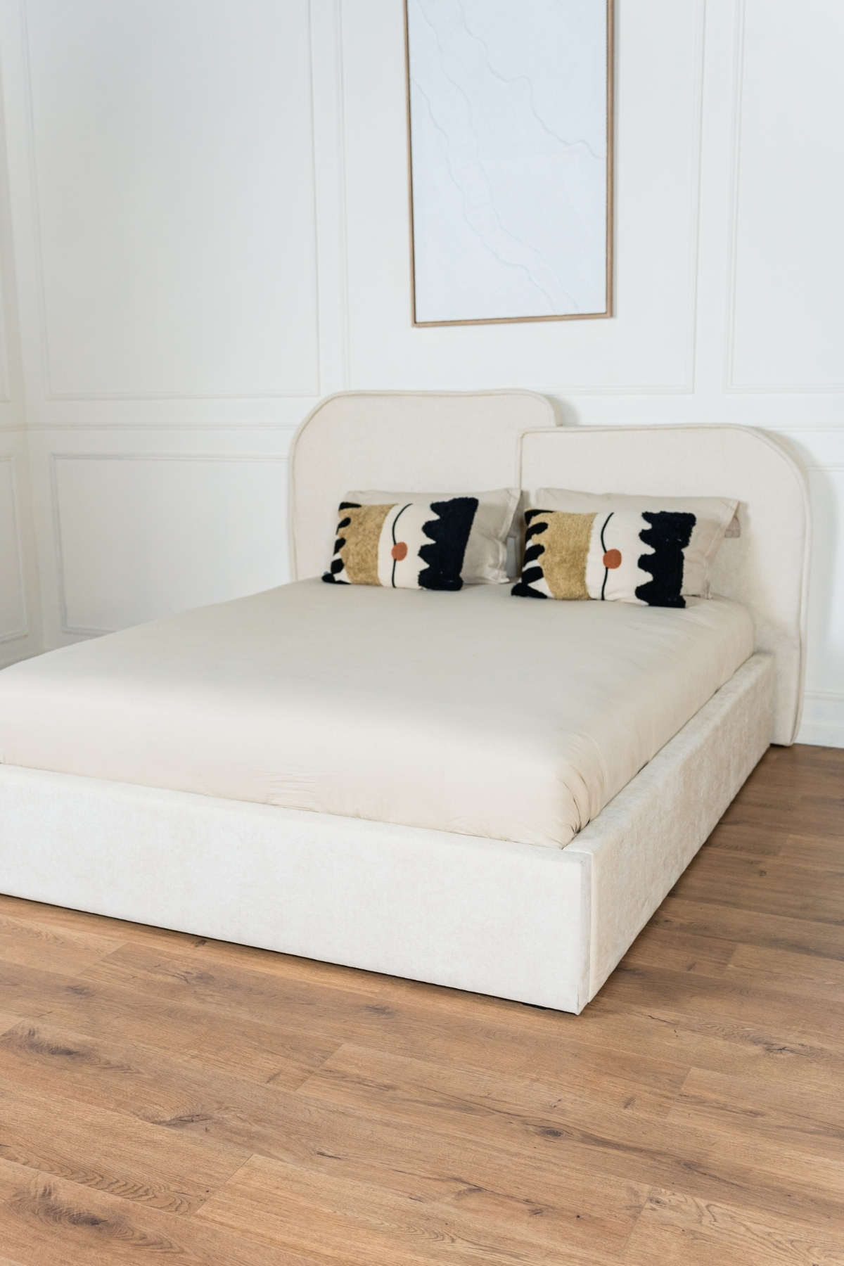 Lit coffre milo deux places en tissu chenille beige, design contemporain minimaliste avec grand coffre de rangement et fabrication européenne.