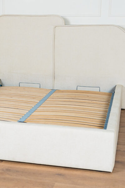 Lit coffre milo deux places en tissu chenille beige, design contemporain minimaliste avec grand coffre de rangement et fabrication européenne.