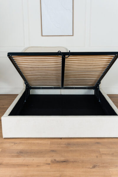 Lit coffre milo deux places en tissu chenille beige, design contemporain minimaliste avec grand coffre de rangement et fabrication européenne.