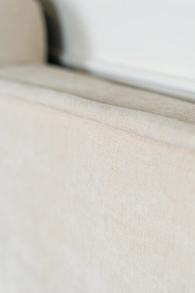 Lit coffre milo deux places en tissu chenille beige, design contemporain minimaliste avec grand coffre de rangement et fabrication européenne.