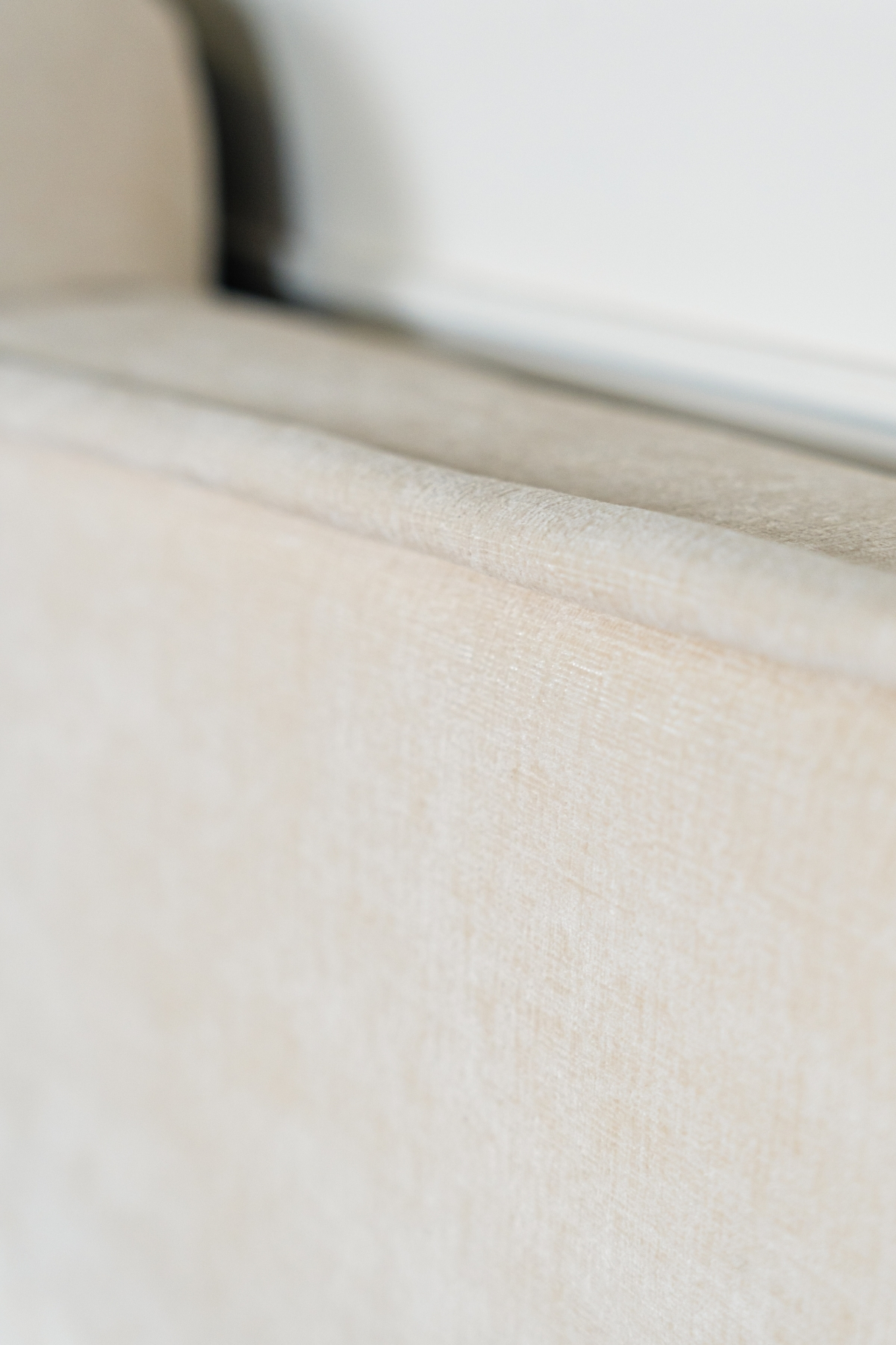 Lit coffre milo deux places en tissu chenille beige, design contemporain minimaliste avec grand coffre de rangement et fabrication européenne.