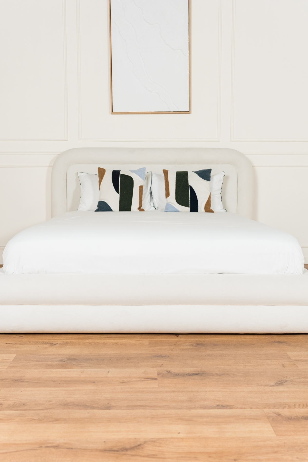 Lit coffre Orac deux places en tissu velours écru, design contemporain aux formes arrondies avec grand coffre de rangement et fabrication européenne.