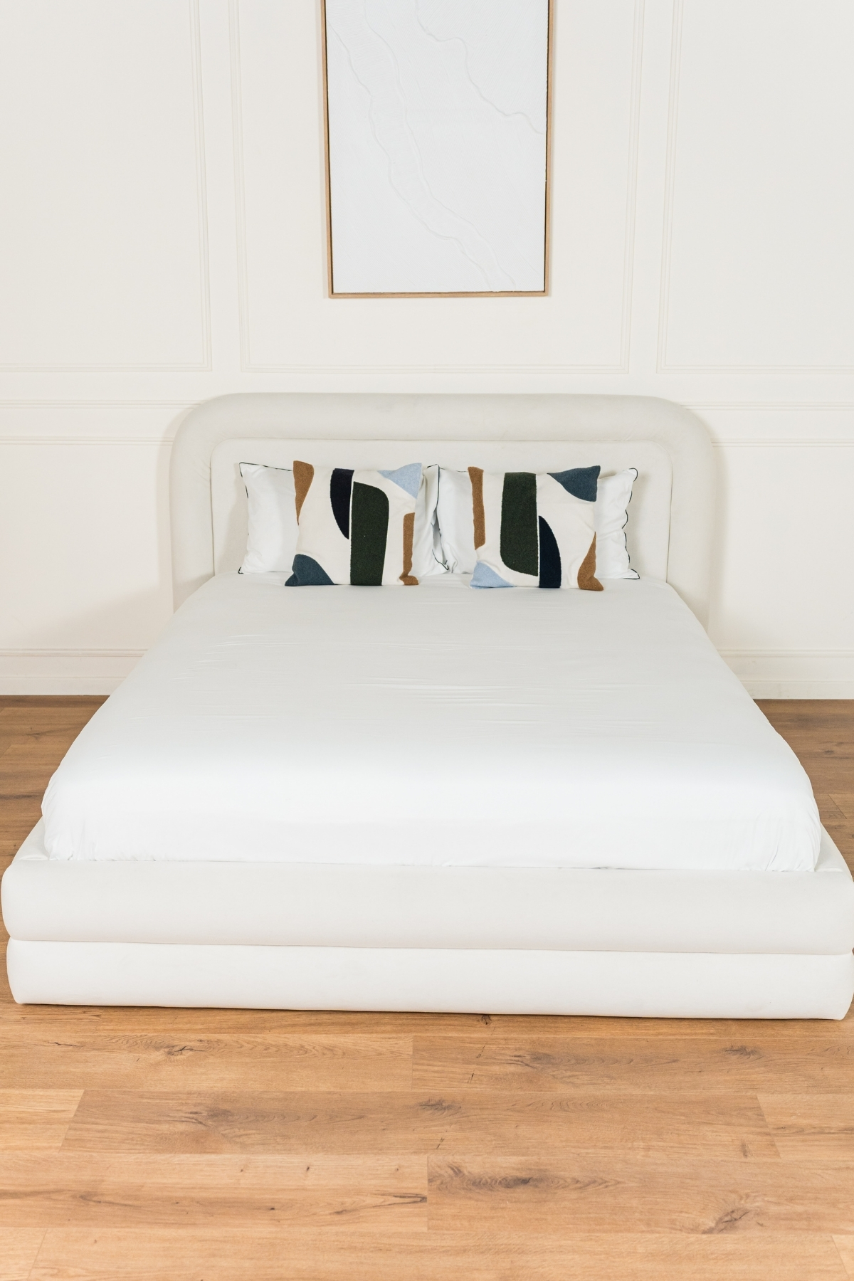 Lit coffre Orac deux places en tissu velours écru, design contemporain aux formes arrondies avec grand coffre de rangement et fabrication européenne.