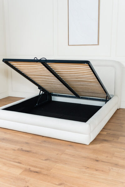 Lit coffre Orac deux places en tissu velours écru, design contemporain aux formes arrondies avec grand coffre de rangement et fabrication européenne.