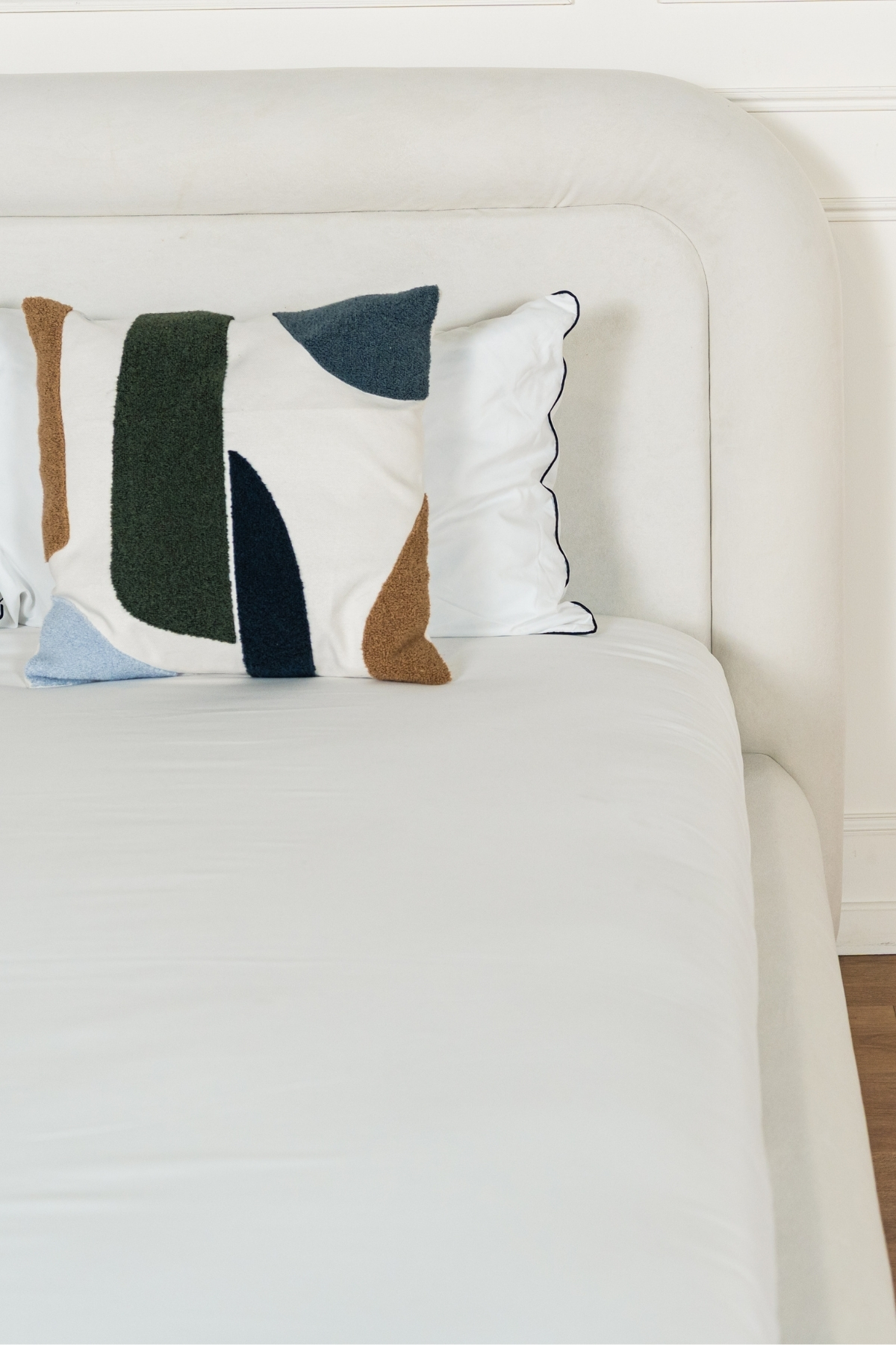 Lit coffre Orac deux places en tissu velours écru, design contemporain aux formes arrondies avec grand coffre de rangement et fabrication européenne.