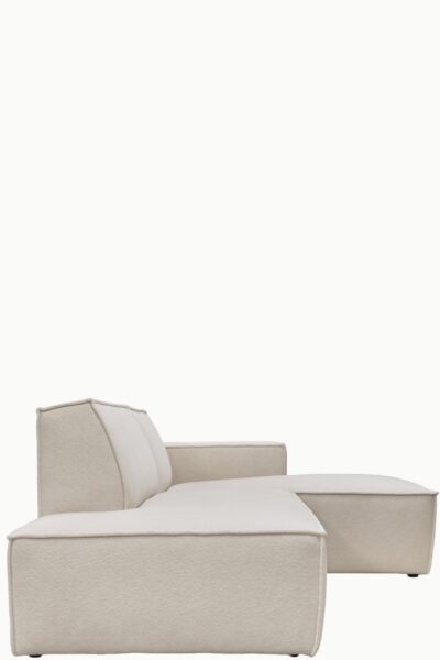 canapé d’angle Magnum en tissu texturé écru, avec assises larges, dossier bas, design moderne minimaliste