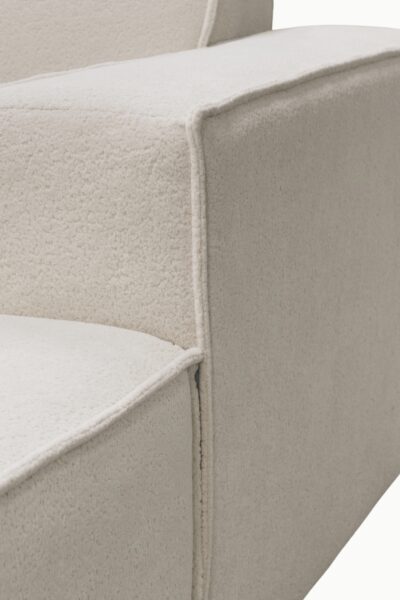 canapé d’angle Magnum en tissu texturé écru, avec assises larges, dossier bas, design moderne minimaliste