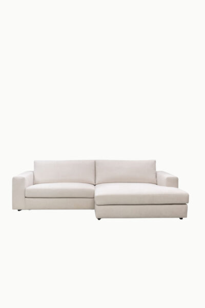 canapé d’angle Riviera en tissus chenille écru, avec accoudoirs larges, assise profonde et méridienne