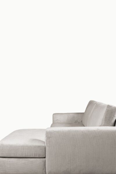 canapé d’angle Riviera en velours côtelé taupe, avec accoudoirs larges, assise profonde et méridienne