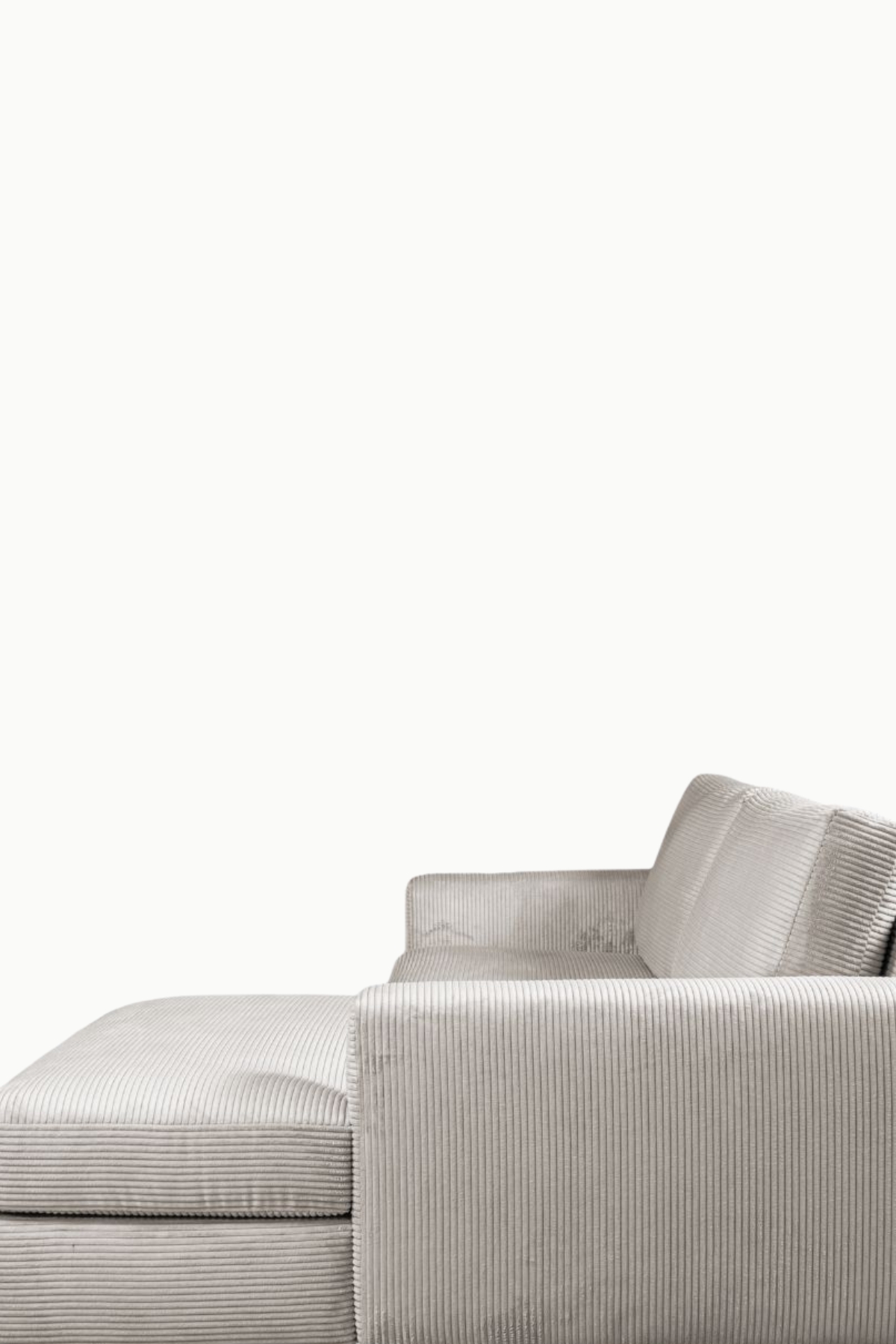 canapé d’angle Riviera en velours côtelé taupe, avec accoudoirs larges, assise profonde et méridienne