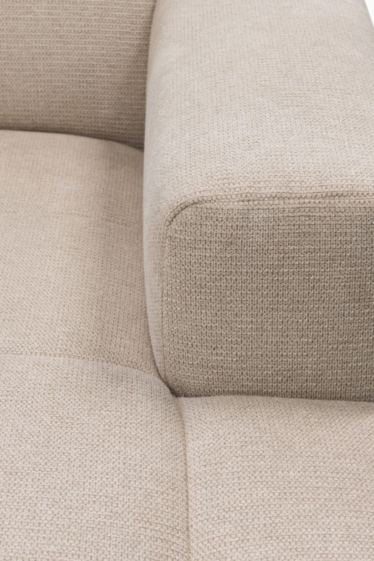 canapé d’angle Verona S en tissu chenille beige, avec assises capitonnées, dossier bas et méridienne, design moderne et épuré