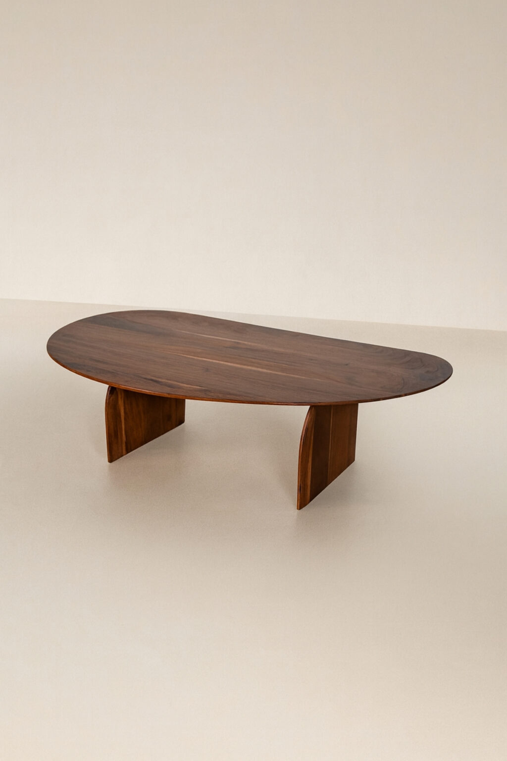 Table basse Maria en bois d'Acacia marron, forme organique et pieds forme arche. Minimaliste, Japandi