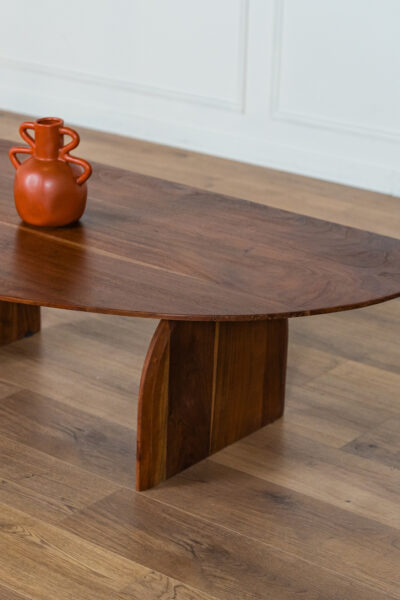 Table basse Maria (4) Table basse Maria en bois d'Acacia marron, forme organique et pieds forme arche. Minimaliste, Japandi