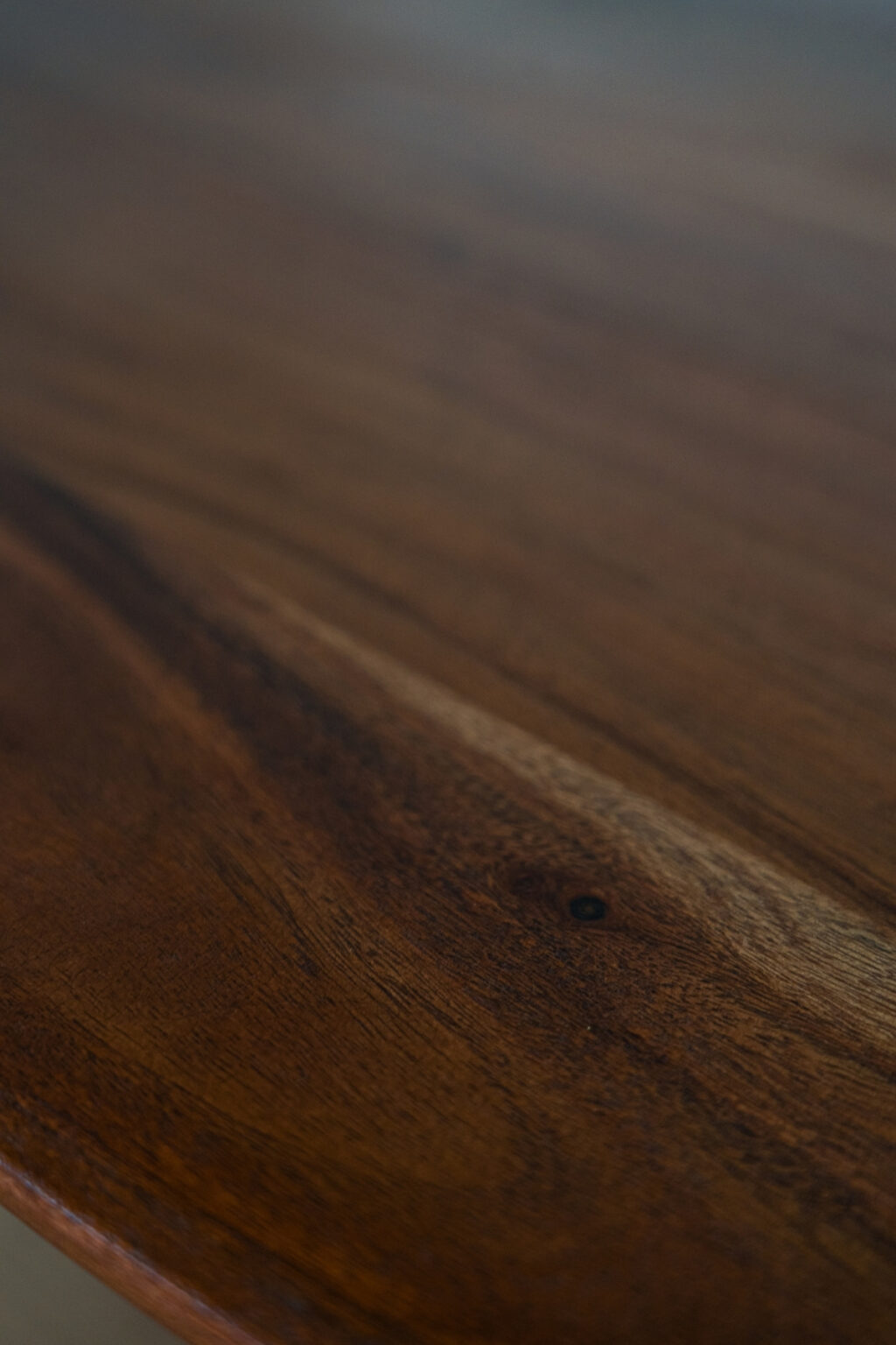 Table basse Maria (7) zoom Table basse Maria en bois d'Acacia marron, forme organique et pieds forme arche. Minimaliste, Japandi