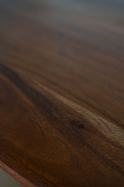 Table basse Maria (7) zoom Table basse Maria en bois d'Acacia marron, forme organique et pieds forme arche. Minimaliste, Japandi